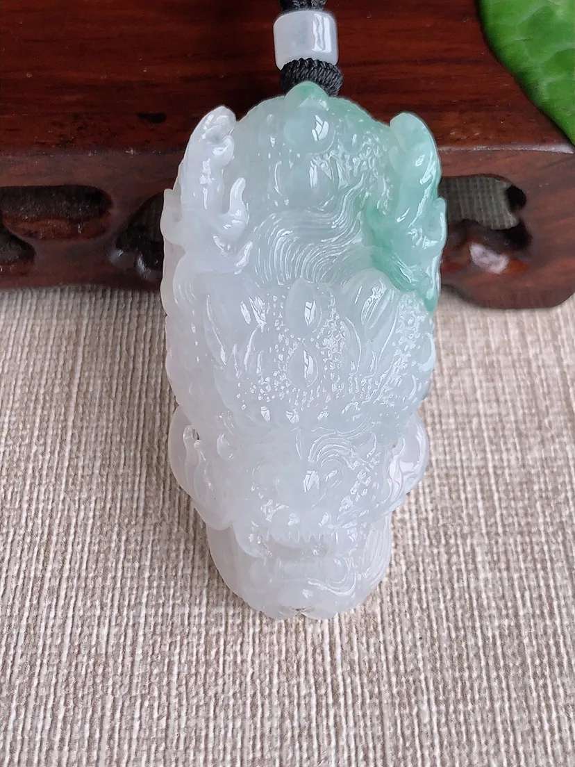 天然A货翡翠飘花龙牌吊坠 尺寸51.7×27×11m量31.82g 0511