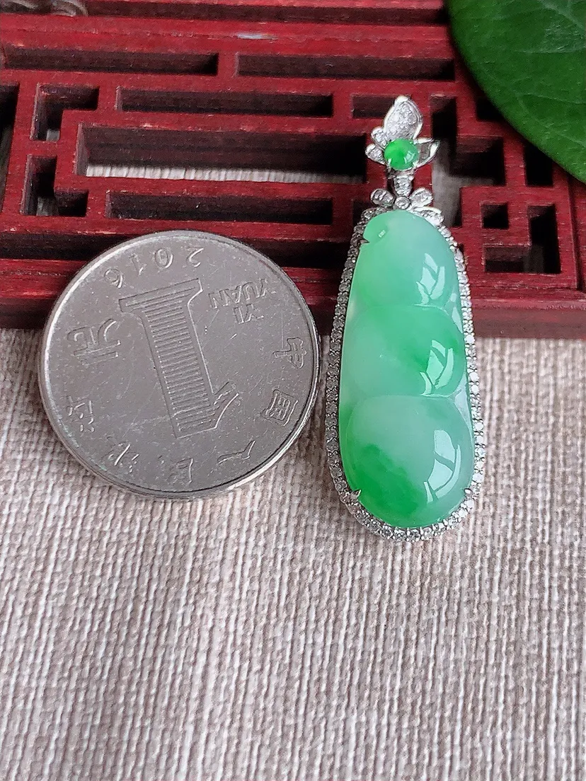 天然A货翡翠18K金伴飘绿四季豆福豆平安豆吊坠尺寸40×13.3×7裸石28×11.2m量5.66g 0511