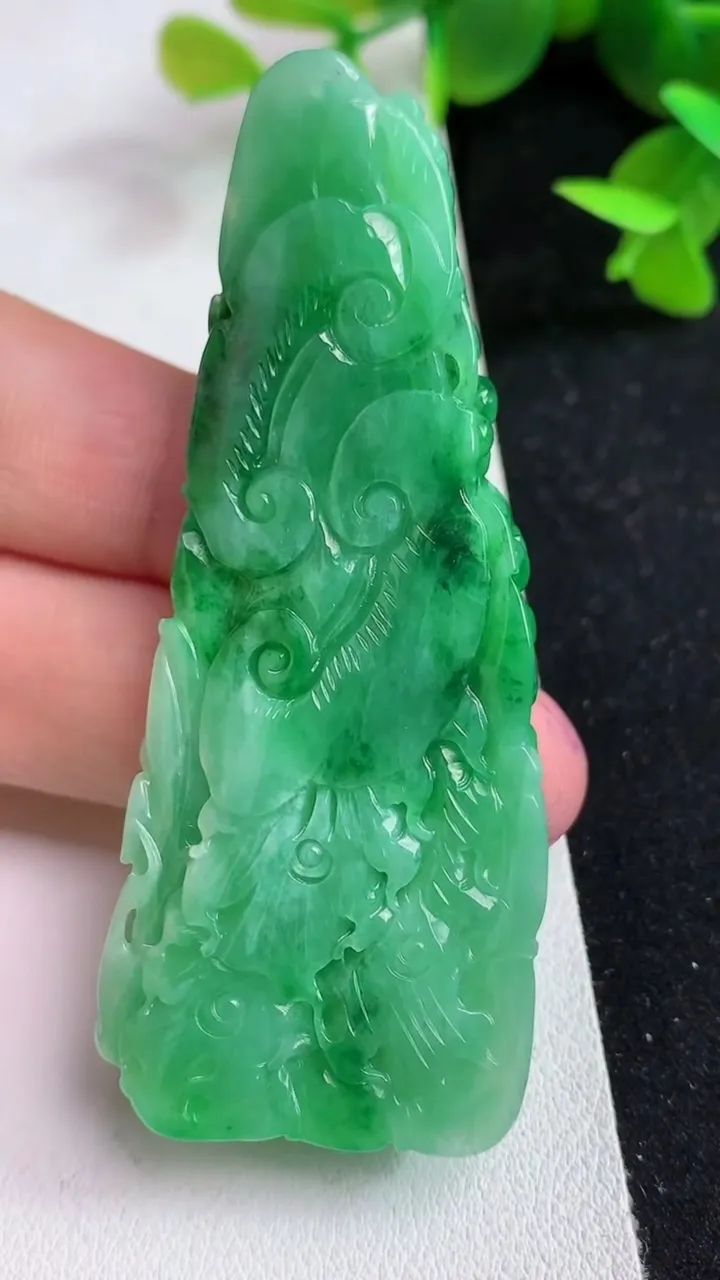 天然A货翡翠凤凰吊坠，尺寸72-29-12.4，重量:48.46g
5月14日