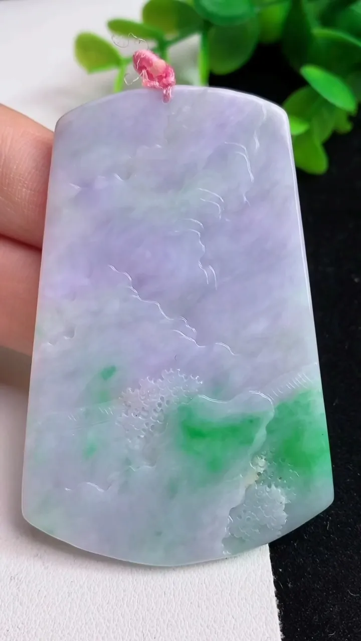 天然A货翡翠春带彩 紫罗兰山水牌吊坠，尺寸69.8-45.8-5.3，重量:38.80g
5月14日