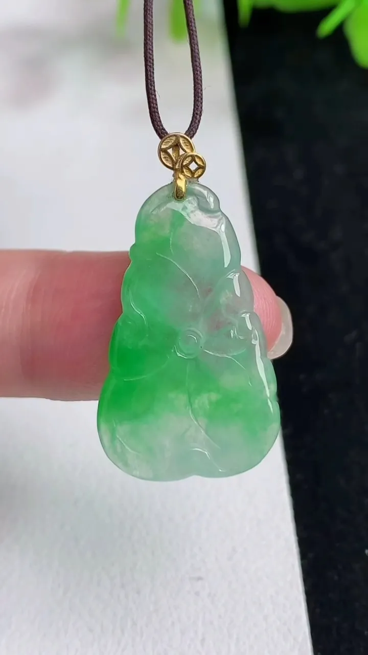 天然A货翡翠荷叶鱼吊坠，尺寸26.2-16.2-1.7，重量:2.15g
5月14日