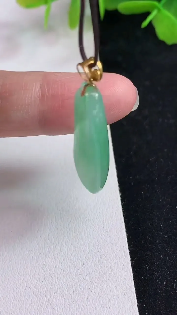天然A货翡翠福瓜吊坠，尺寸32.6-13.8-5.3，重量:5.30g
5月14日