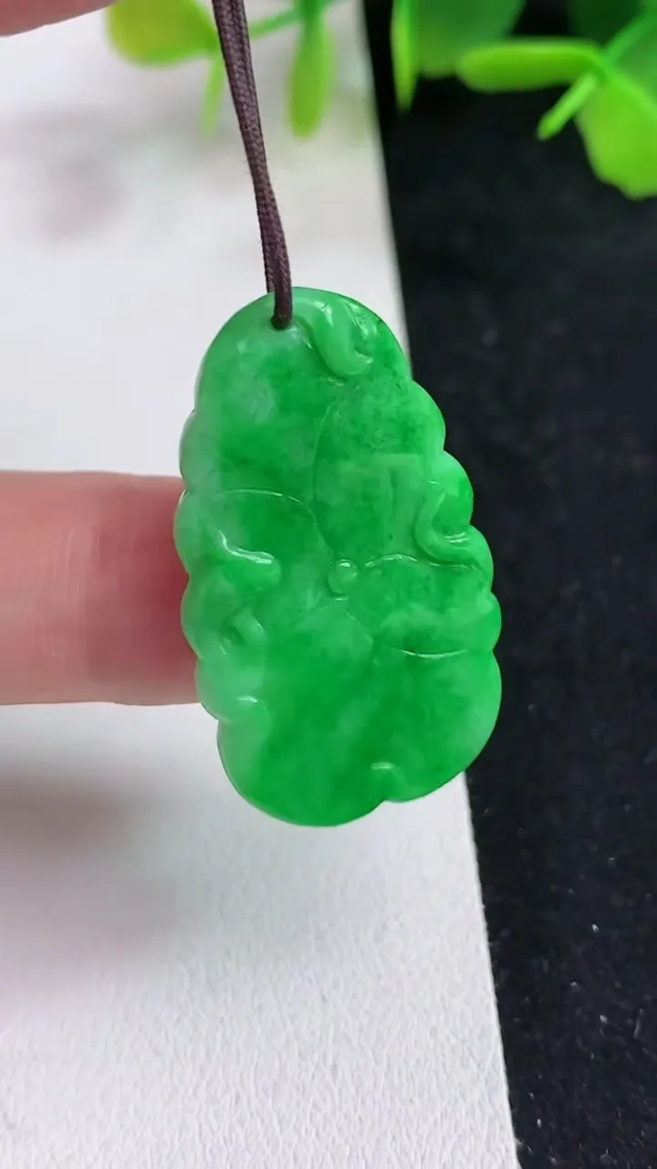 天然A货翡翠荷叶鱼吊坠，尺寸34-19.4-3，重量:5.11g
5月14日