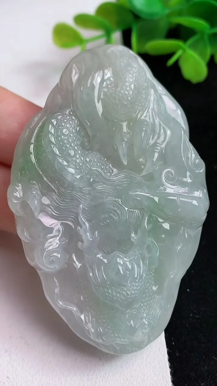 天然A货翡翠龙牌吊坠，尺寸72.3-45.8-6.5，重量:47.73g
5月14日