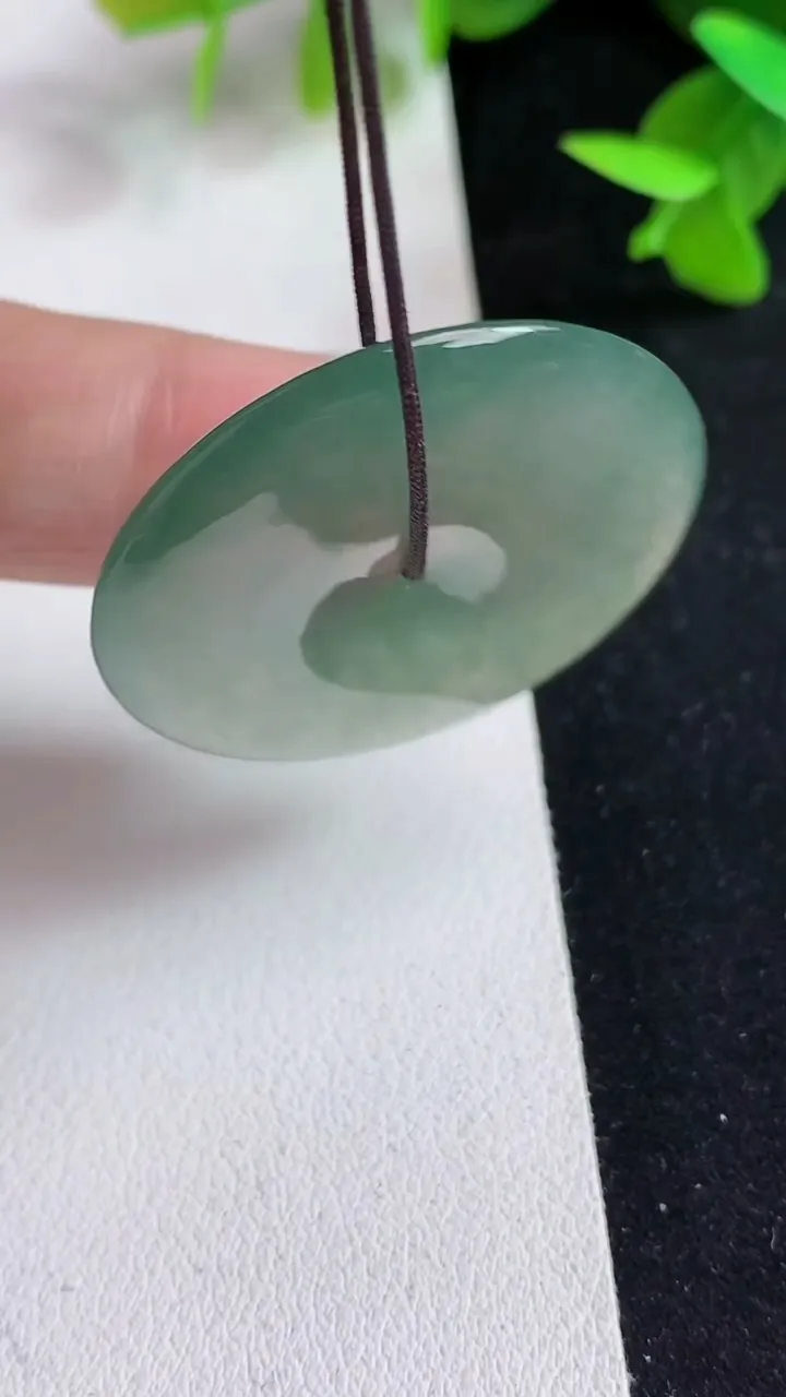 天然A货翡翠平安扣吊坠，尺寸35-5，重量:14.25g
5月14日