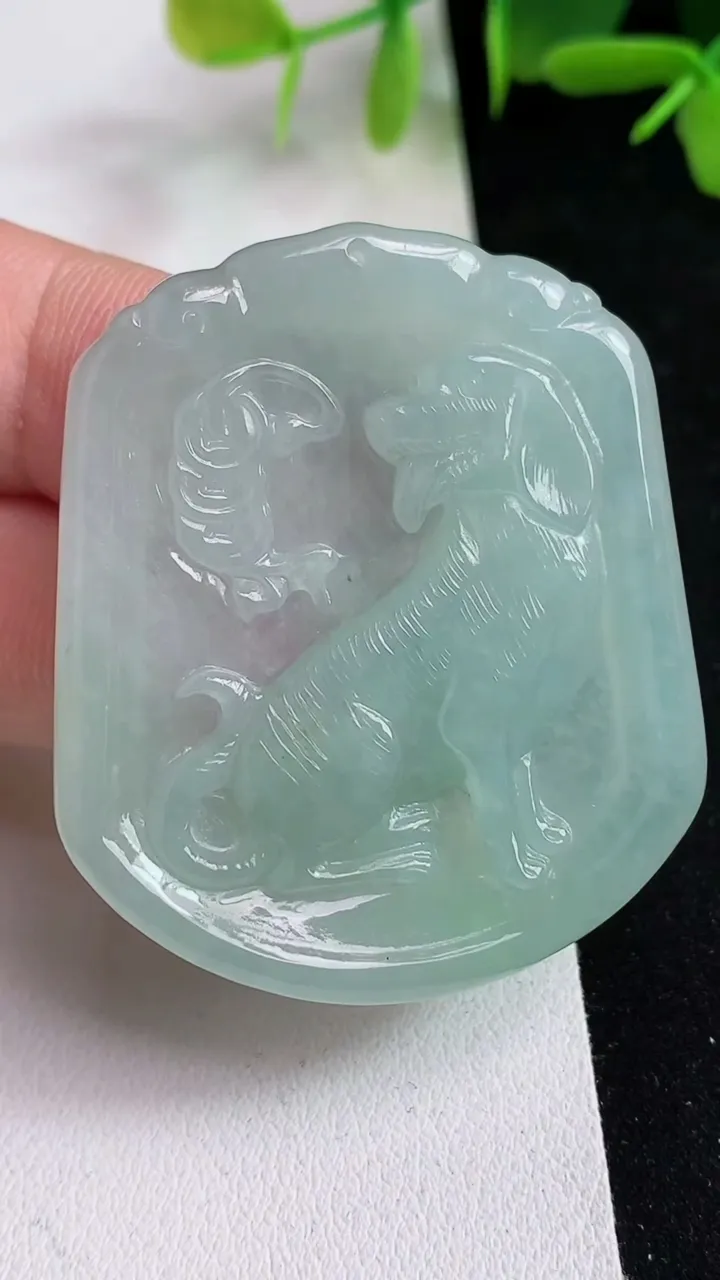 天然A货翡翠生肖狗吊坠，尺寸46.2-39.2-5，重量:18.87g
5月14日