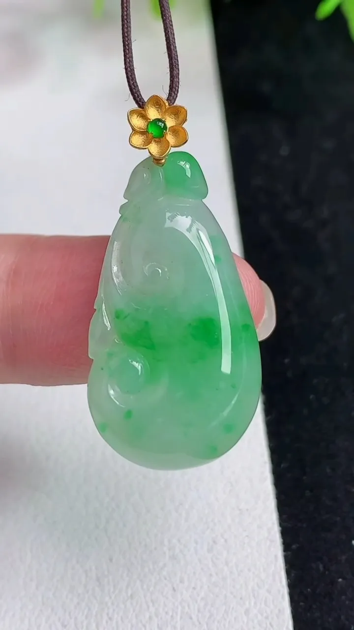天然A货翡翠如意吊坠，尺寸28.4-15.5-4.5，重量:3.95g
5月14日