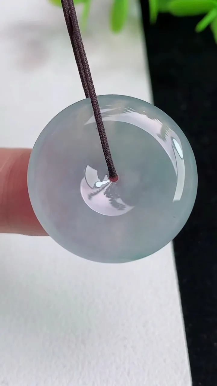 天然A货翡翠白冰平安扣吊坠，尺寸25.6-5，重量:6.58g
5月14日