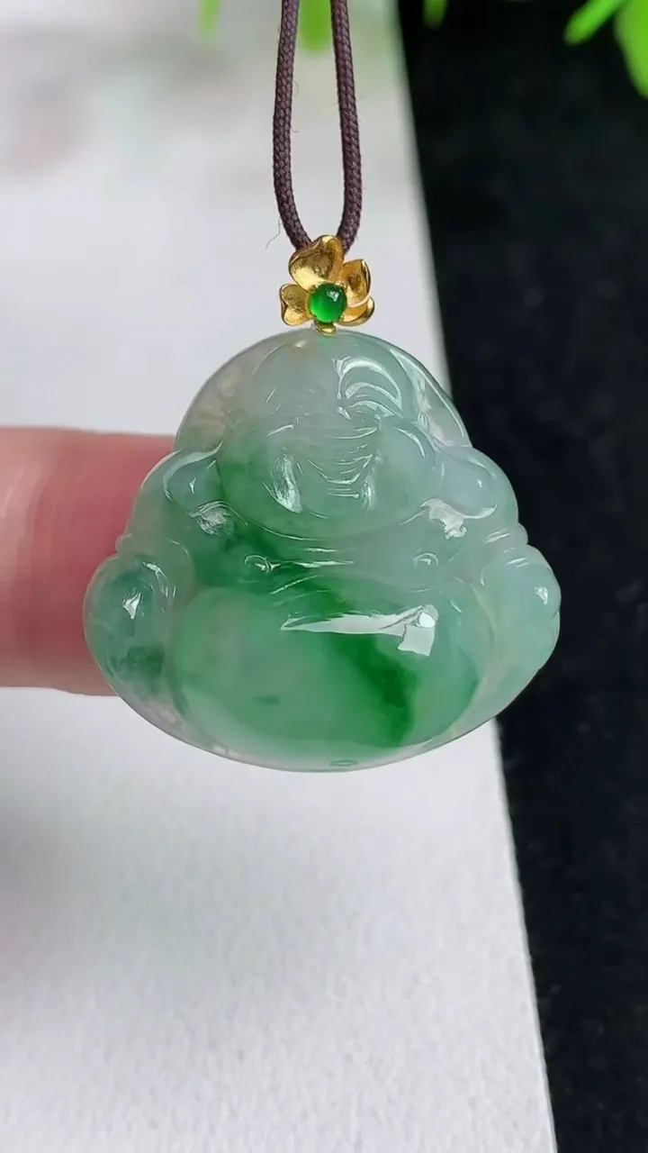 天然A货翡翠佛公吊坠，尺寸22.6-25-5.6，重量:5.21g
5月14日