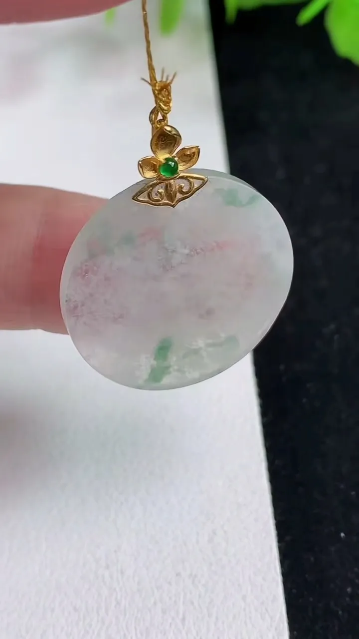 天然A货翡翠飘花无事牌吊坠，尺寸24-1.7，重量:3.80g
5月14日