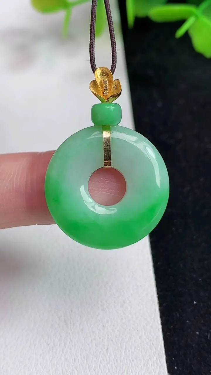 天然A货翡翠平安环吊坠，尺寸22.2-3.4，重量:4.22g
5月14日