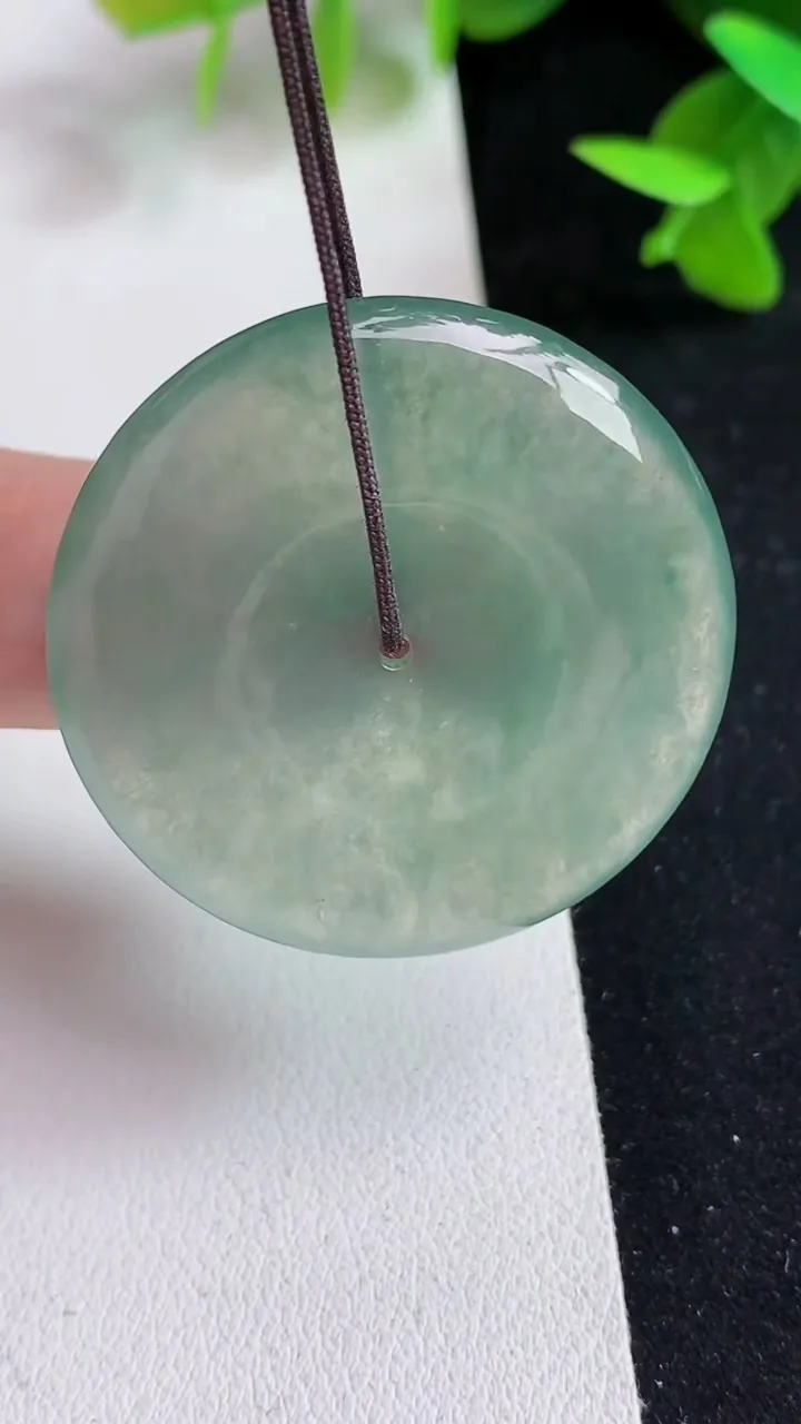 天然A货翡翠平安扣吊坠，尺寸35-5，重量:14.25g
5月14日