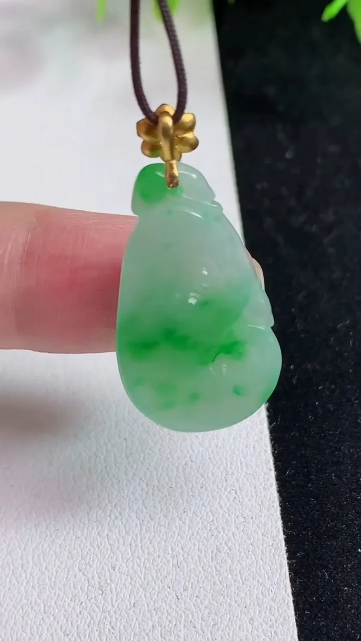 天然A货翡翠如意吊坠，尺寸28.4-15.5-4.5，重量:3.95g
5月14日