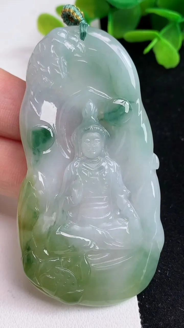 天然A货翡翠双彩观音菩萨吊坠，尺寸73.8-38.5-3.8，重量:29.29g
5月14日