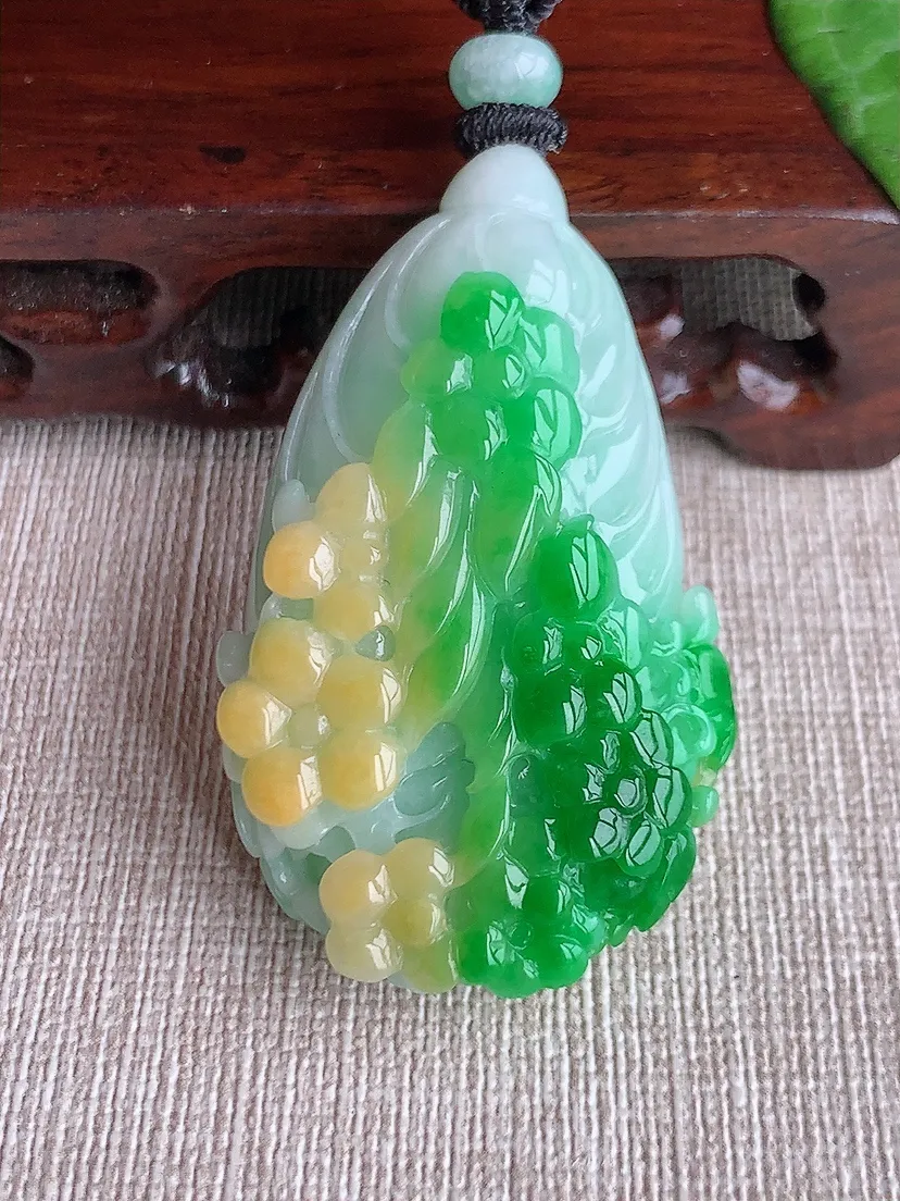 天然A货翡翠冰润黄加绿双彩白菜吊坠 尺寸50.6×31×15.7m量39.30g 0511