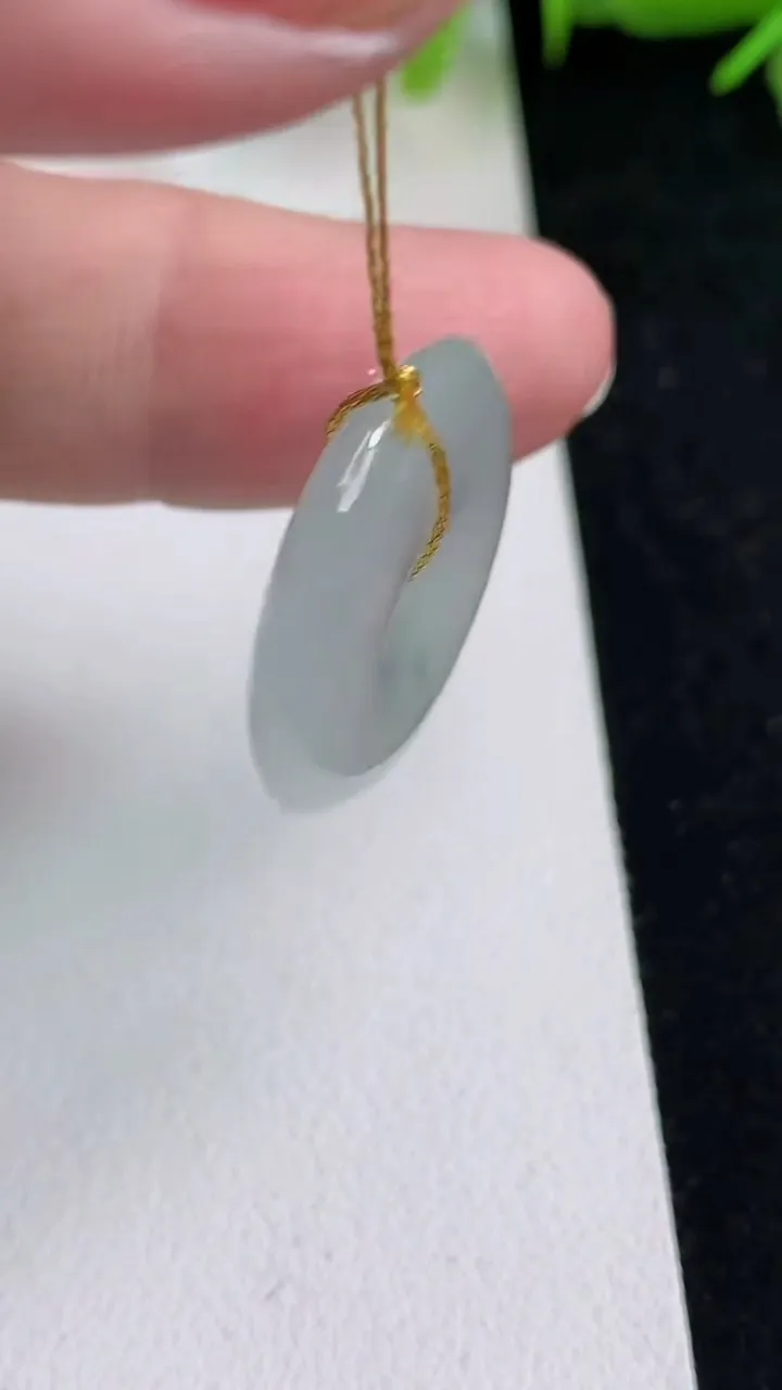 天然A货翡翠白冰平安扣吊坠，尺寸21.8-4.2，重量:4.87g
5月14日