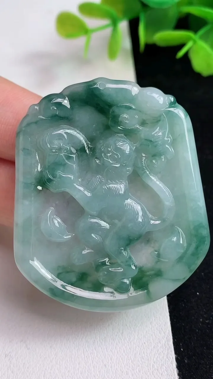 天然A货翡翠飘花生肖猴吊坠，尺寸51-43-4.7，重量:23.67g
5月14日