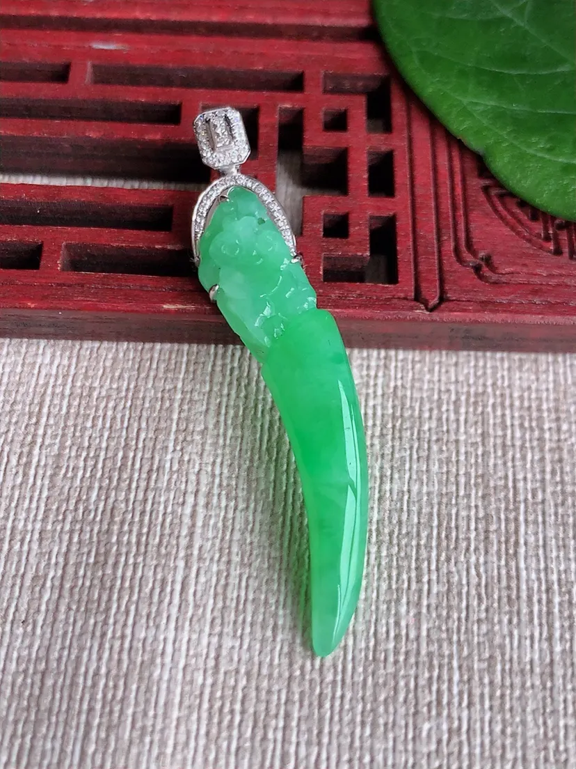 天然A货翡翠18K金伴甜绿龙牙吊坠 尺寸49.4×41.2×7.5×5.2m量3.80g 0511