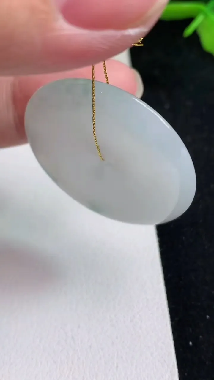 天然A货翡翠飘花平安扣吊坠，尺寸34.2-5.4，重量:14.59g
5月14日