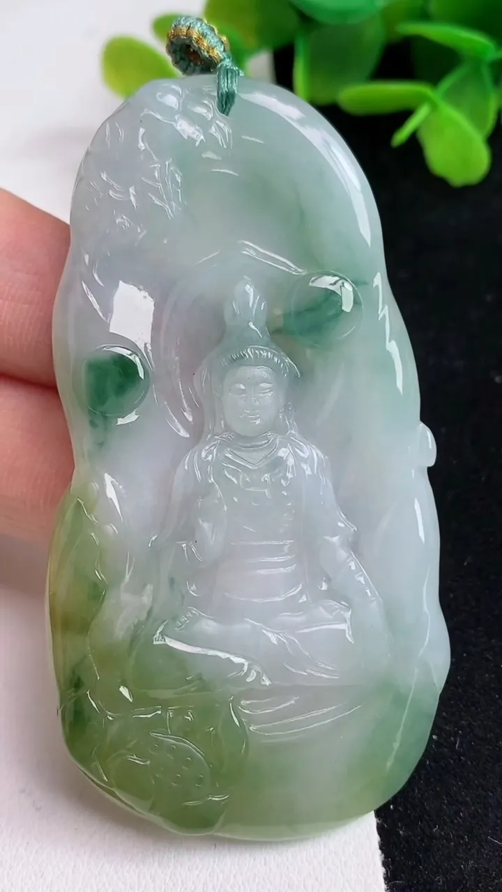 天然A货翡翠双彩观音菩萨吊坠，尺寸73.8-38.5-3.8，重量:29.29g
5月14日