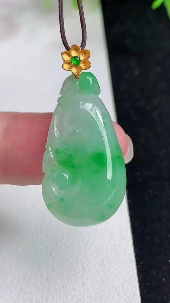 天然A货翡翠如意吊坠，尺寸28.4-15.5-4.5，重量:3.95g
5月14日