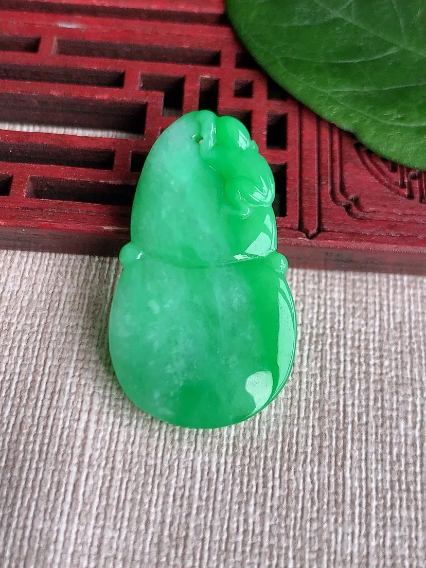 天然A货翡翠阳绿葫芦吊坠 尺寸30.4×20.3×6.3m量8.60g 0511
