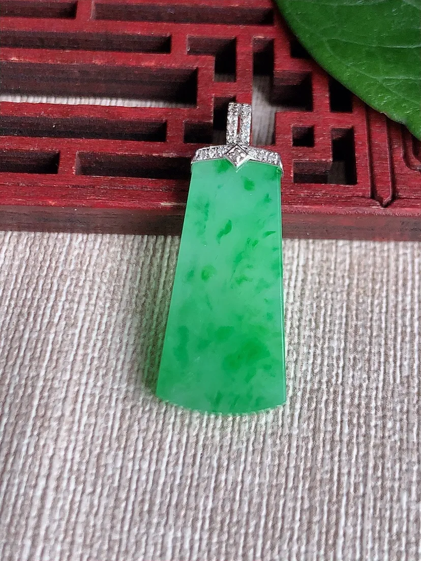 天然A货翡翠18K金伴飘绿无事牌吊坠尺寸33.8×27.5×12.6×3m量3.60g 0511
