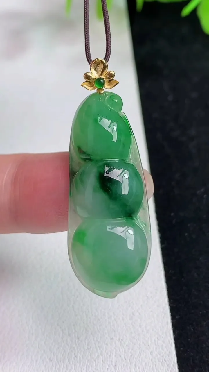 天然A货翡翠福豆吊坠，尺寸33-13.6-5.6，重量:5.31g
5月14日
