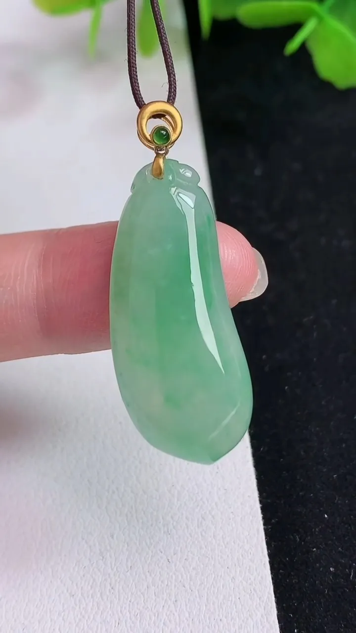 天然A货翡翠福瓜吊坠，尺寸32.6-13.8-5.3，重量:5.30g
5月14日