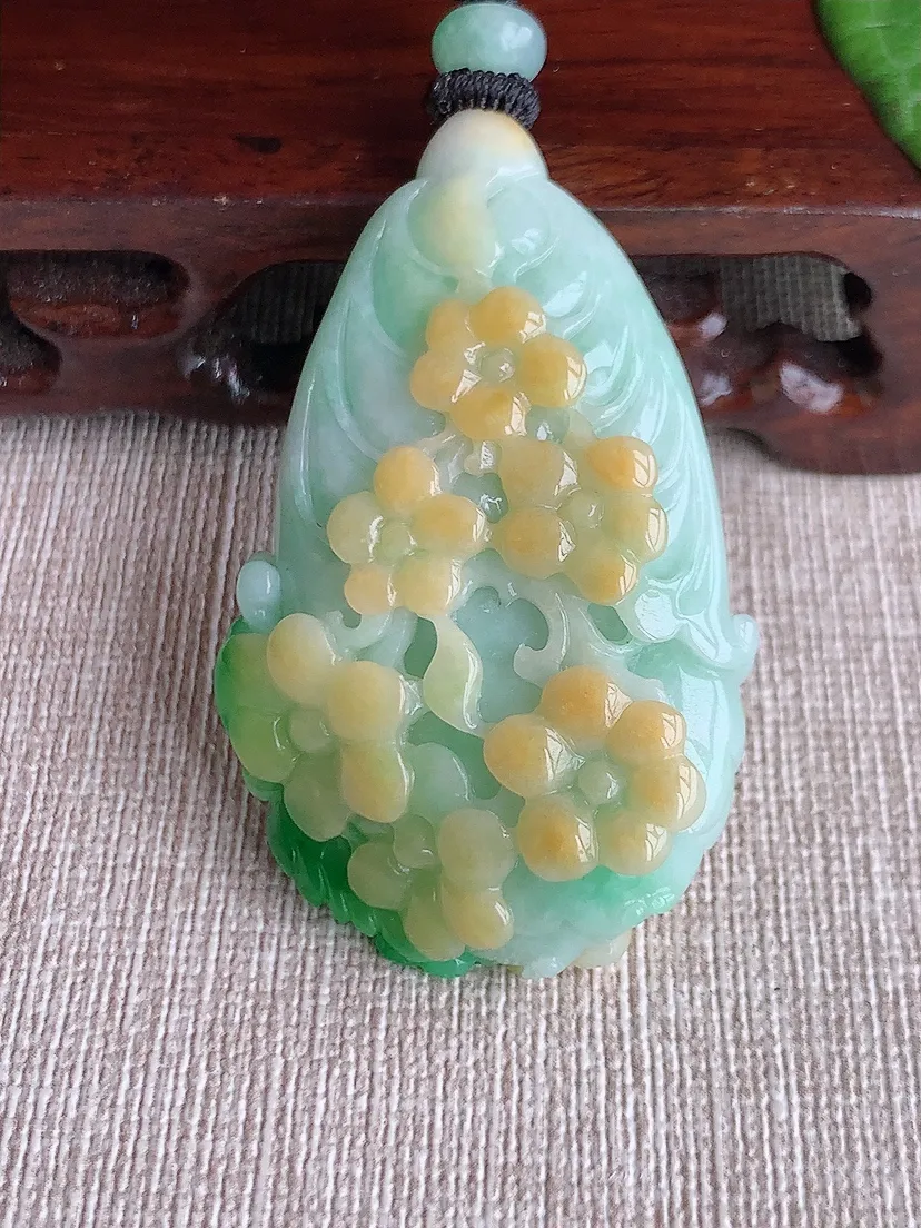 天然A货翡翠冰润黄加绿双彩白菜吊坠 尺寸50.6×31×15.7m量39.30g 0511
