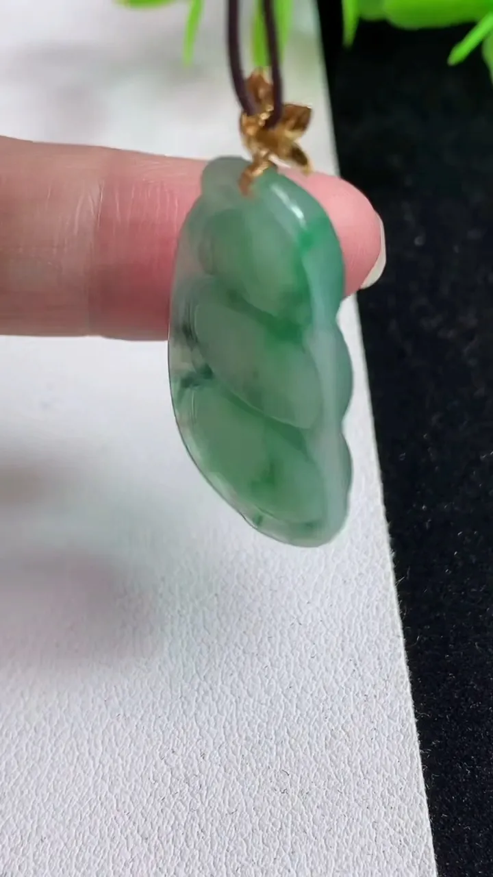 天然A货翡翠福豆吊坠，尺寸39.3-18.4-5.6，重量:8.36g
5月14日