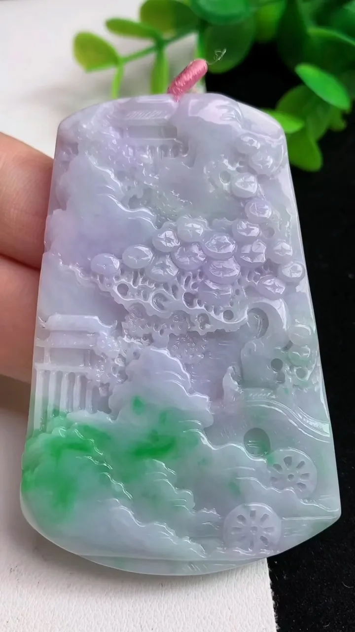 天然A货翡翠春带彩 紫罗兰山水牌吊坠，尺寸69.8-45.8-5.3，重量:38.80g
5月14日