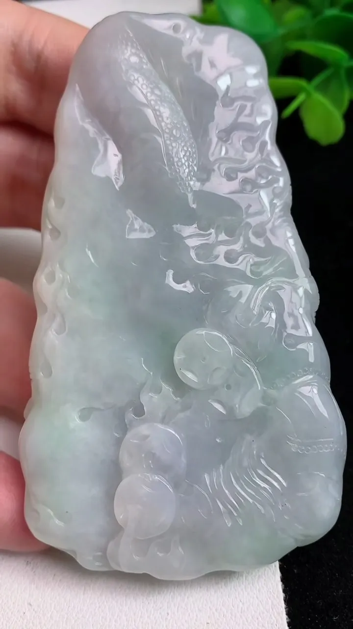 天然A货翡翠龙牌吊坠，尺寸85.3-47-12，重量:85.72g
5月14日