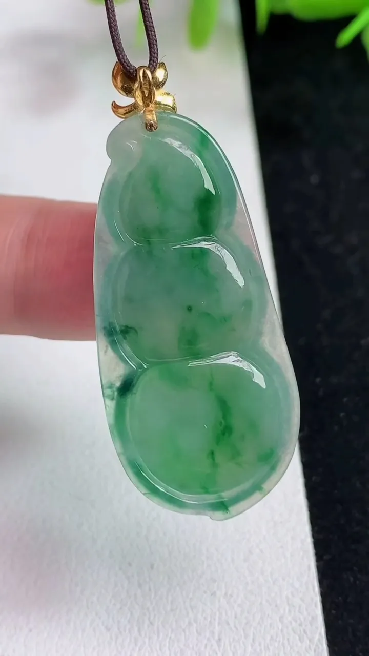 天然A货翡翠福豆吊坠，尺寸39.3-18.4-5.6，重量:8.36g
5月14日