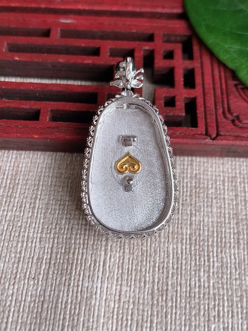 天然A货翡翠18K金伴飘绿如意吊坠尺寸35.7×18.3×6.8裸石25×15.6m量4.47g 0