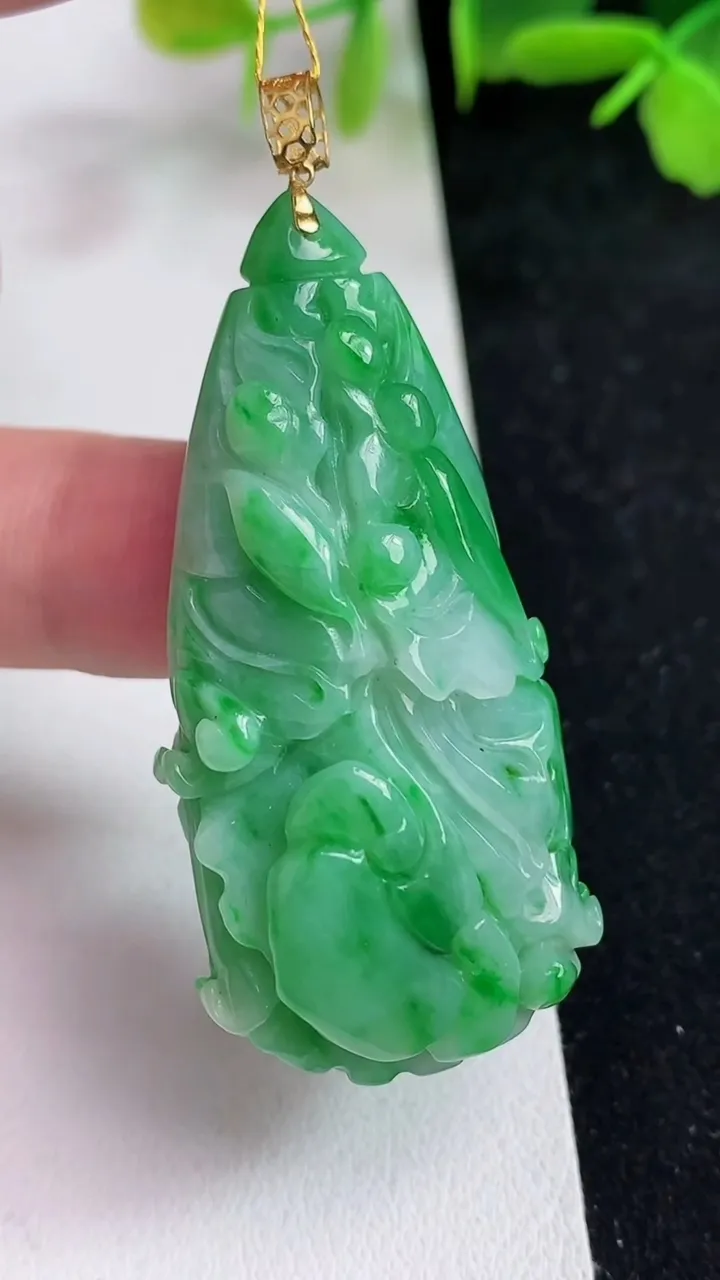 天然A货翡翠白菜吊坠，尺寸47.7-22.4-13，重量:23.61g
5月14日