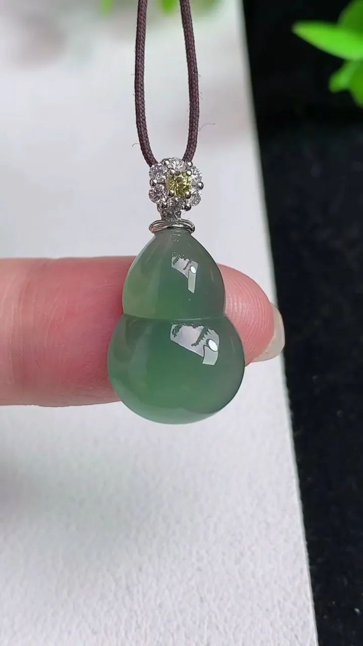 天然A货翡翠葫芦吊坠，尺寸18.2-12-4.5，重量:2.26g
5月14日
