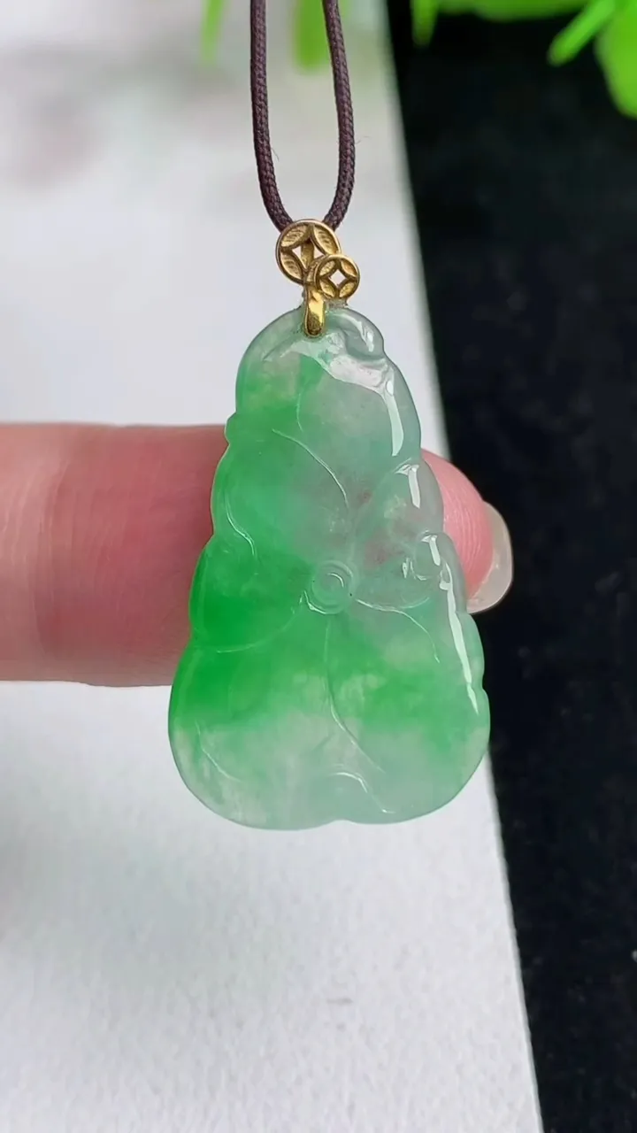 天然A货翡翠荷叶鱼吊坠，尺寸26.2-16.2-1.7，重量:2.15g
5月14日