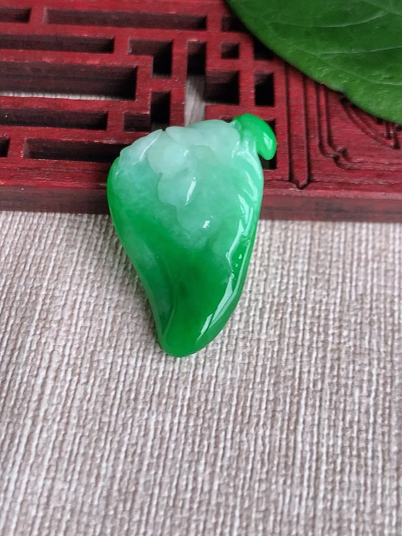 天然A货翡翠飘阳绿福瓜吊坠 尺寸27×18×5.2m量4.85g 0511