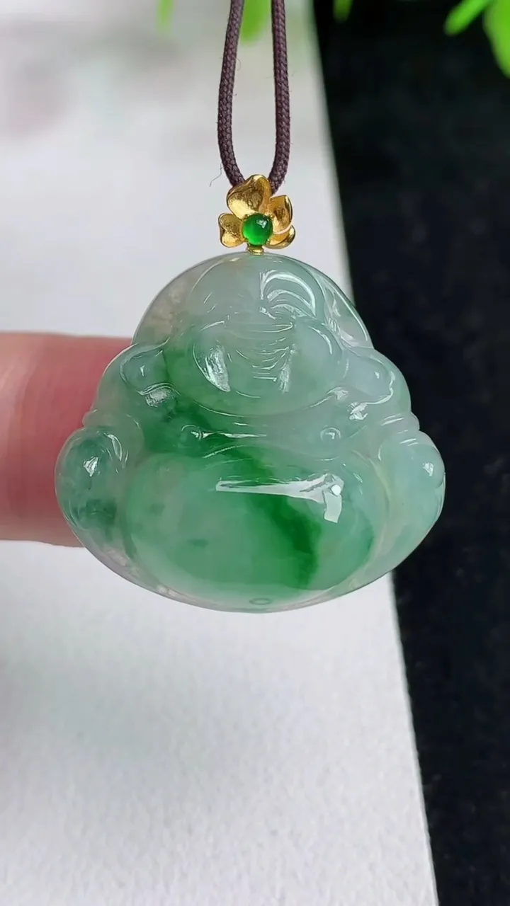 天然A货翡翠佛公吊坠，尺寸22.6-25-5.6，重量:5.21g
5月14日