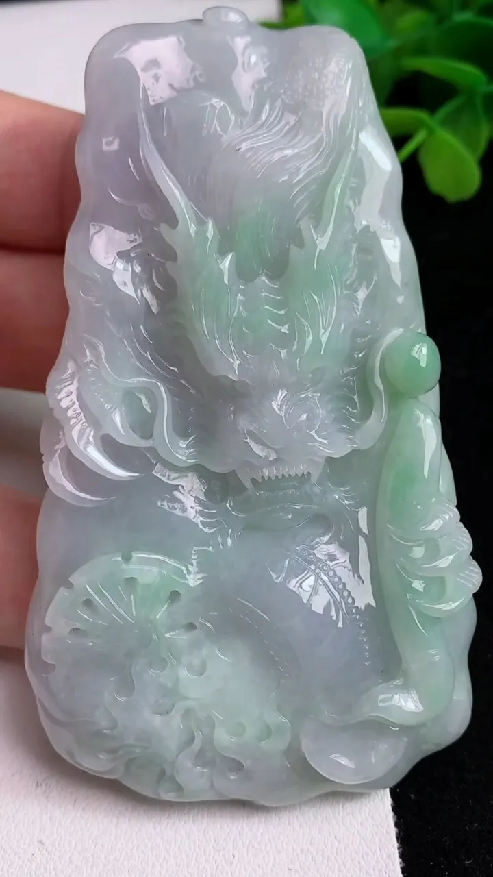 天然A货翡翠龙牌吊坠，尺寸85.3-47-12，重量:85.72g
5月14日
