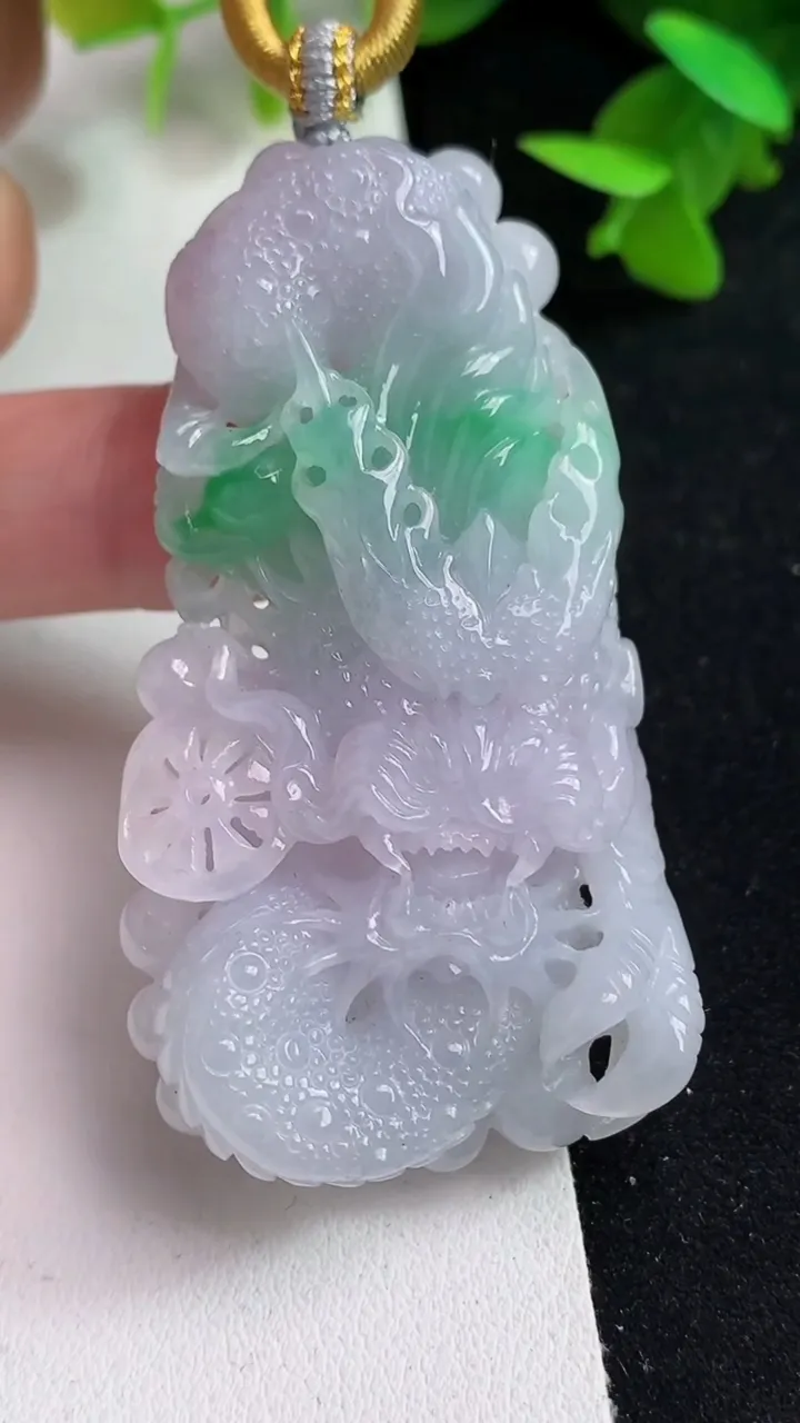天然A货翡翠春带彩 紫罗兰龙牌吊坠，尺寸59.3-31.7-11.7，重量:41.49g
5月14日