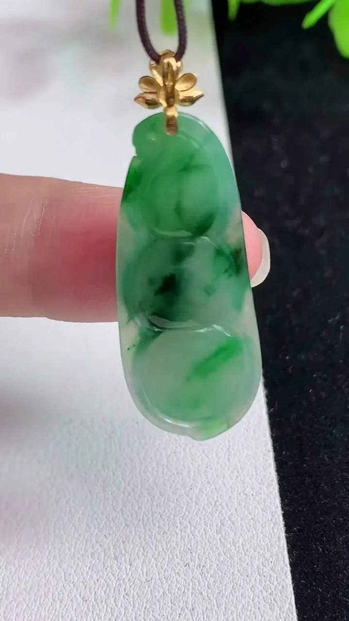 天然A货翡翠福豆吊坠，尺寸33-13.6-5.6，重量:5.31g
5月14日