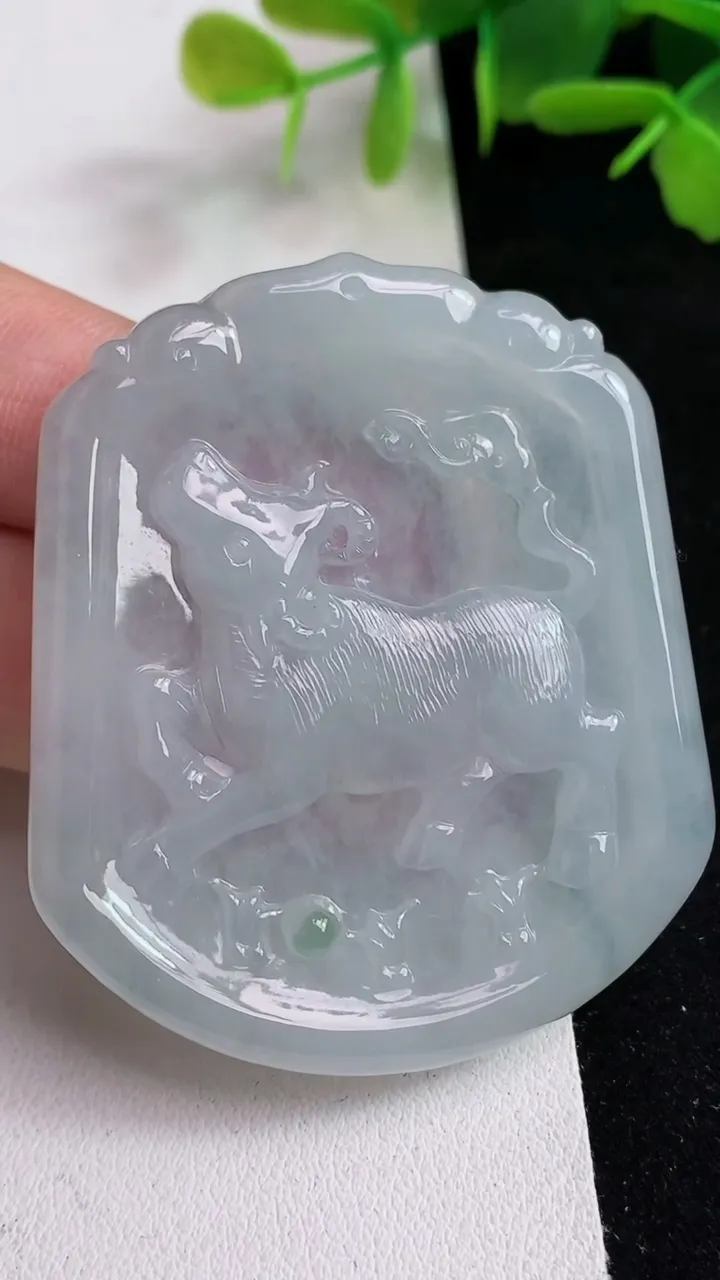 天然A货翡翠生肖牛吊坠，尺寸54.2-45.7-5.3，重量:26.61g
5月14日