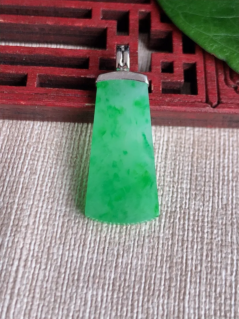 天然A货翡翠18K金伴飘绿无事牌吊坠尺寸33.8×27.5×12.6×3m量3.60g 0511