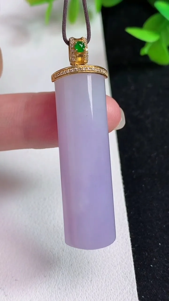 天然A货翡翠k金紫罗兰平安柱吊坠，尺寸41.8-12-10，重量:14.70g
5月14日