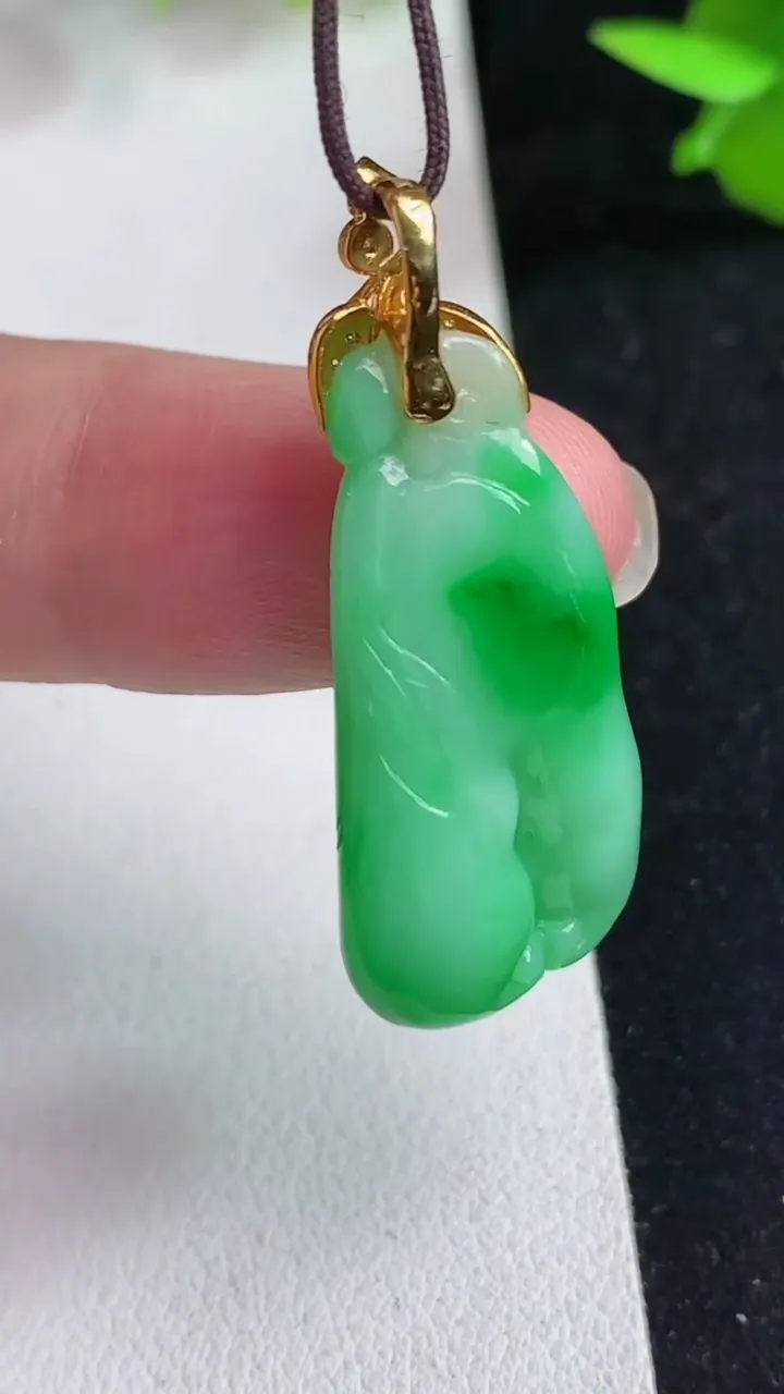 天然A货翡翠佛手瓜吊坠，尺寸28.6-16.7-11.5，重量:7.33g
5月14日