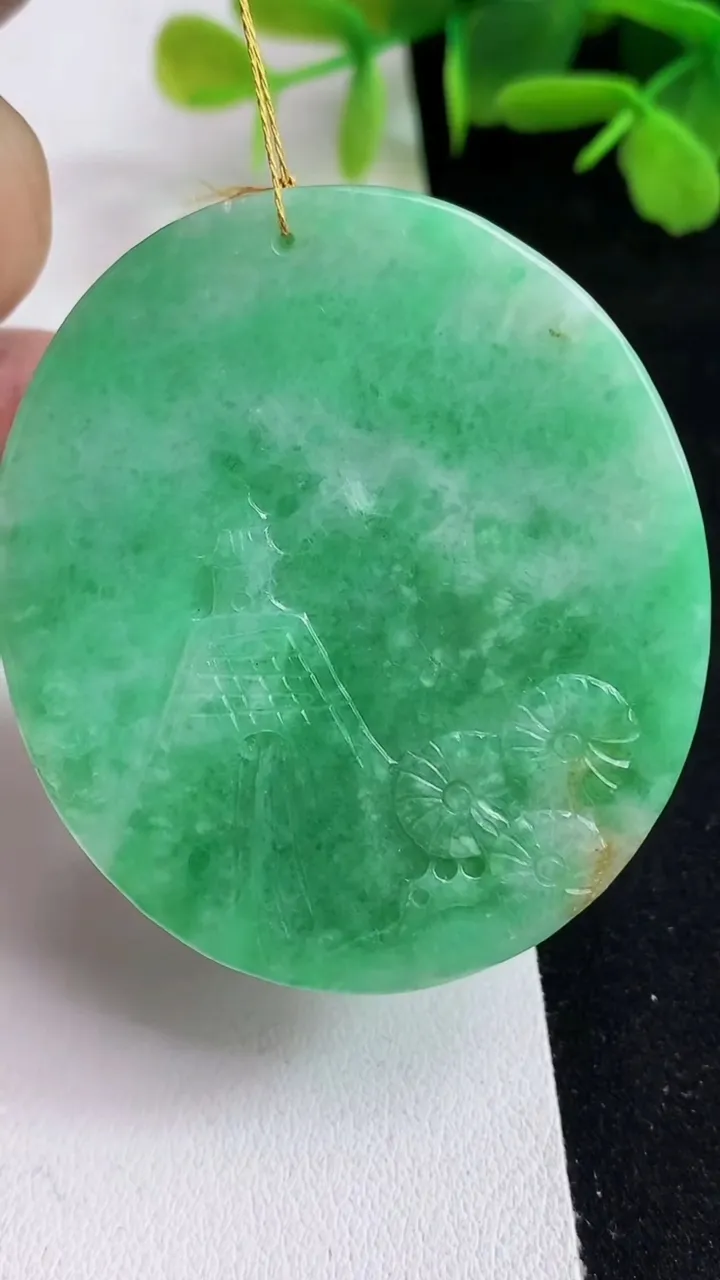 天然A货翡翠山水牌吊坠，尺寸49.4-43-7，重量:32.95g
5月14日