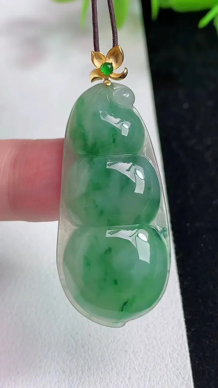 天然A货翡翠福豆吊坠，尺寸39.3-18.4-5.6，重量:8.36g
5月14日
