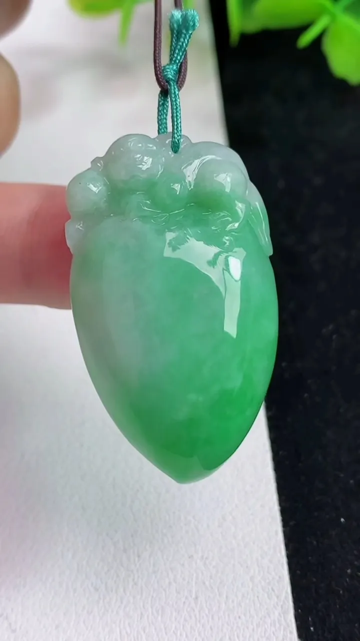 天然A货翡翠灵猴献瑞 福瓜吊坠，尺寸37.4-21.8-9.8，重量:16.08g
5月14日